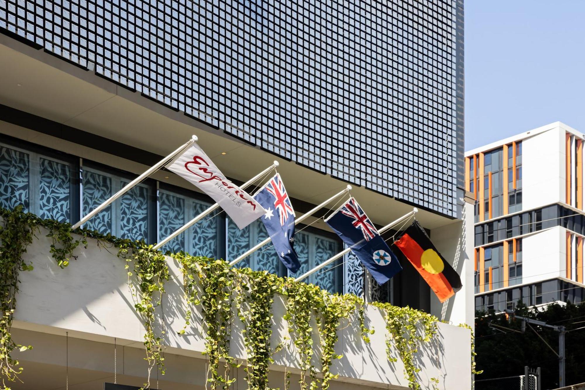 Emporium Hotel South Bank Брісбен Екстер'єр фото Flags at the Queensland University of Technology